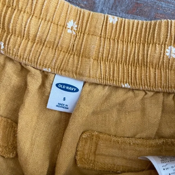 Old Navy Flower Shorts - Picture 4 of 5